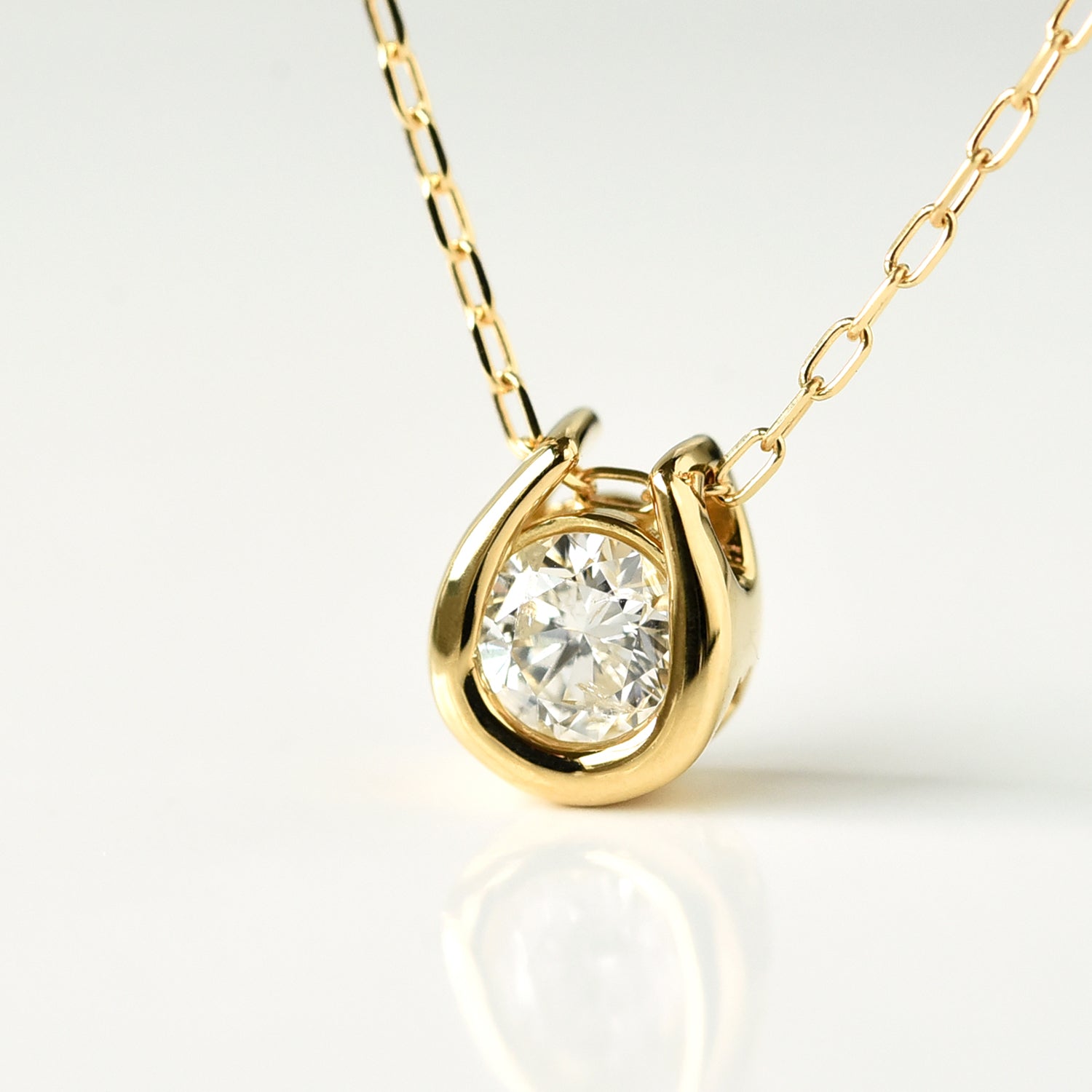 Horse Shoe with Solitaire Pendant with Chain