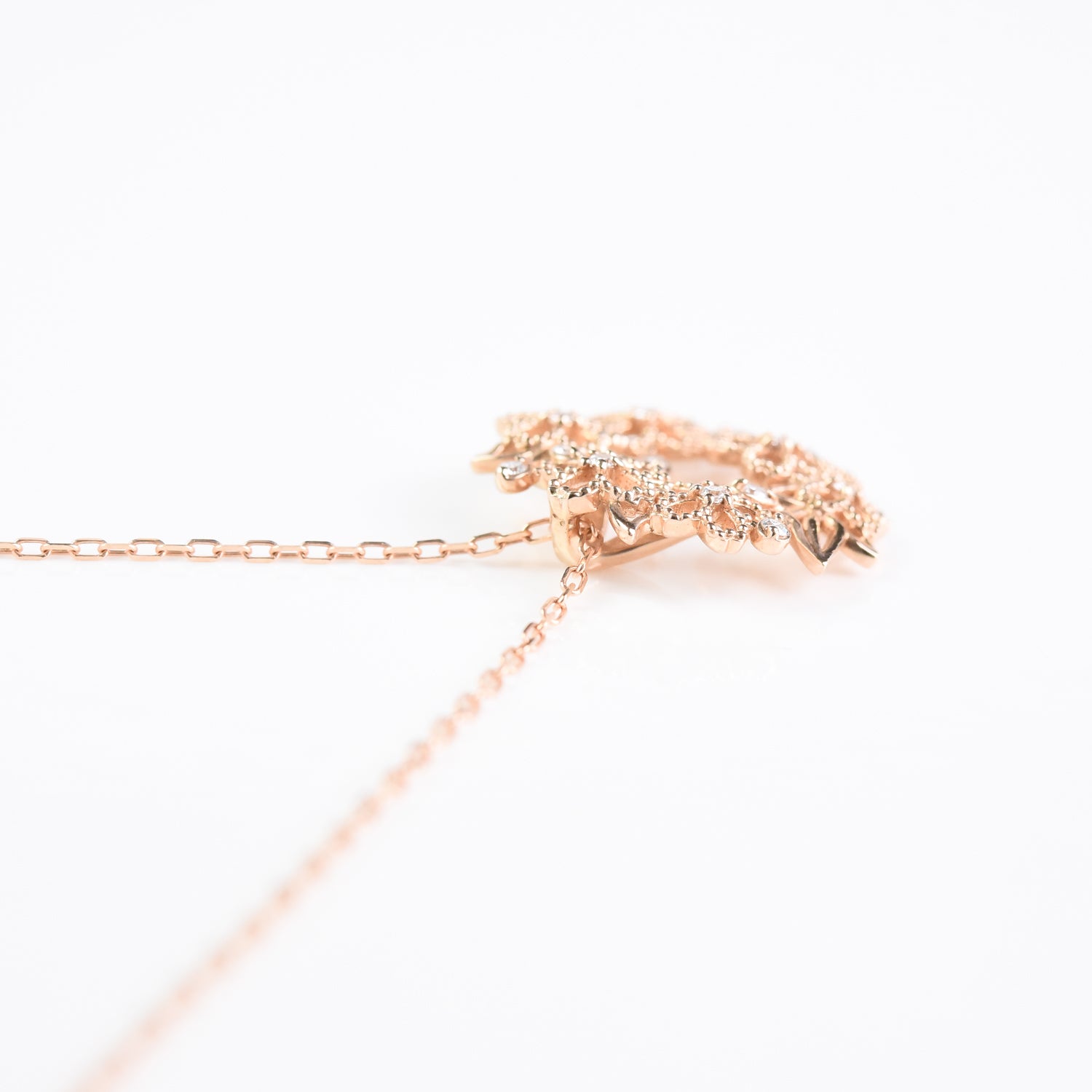 Garland with Diamonds Pendant with Chain