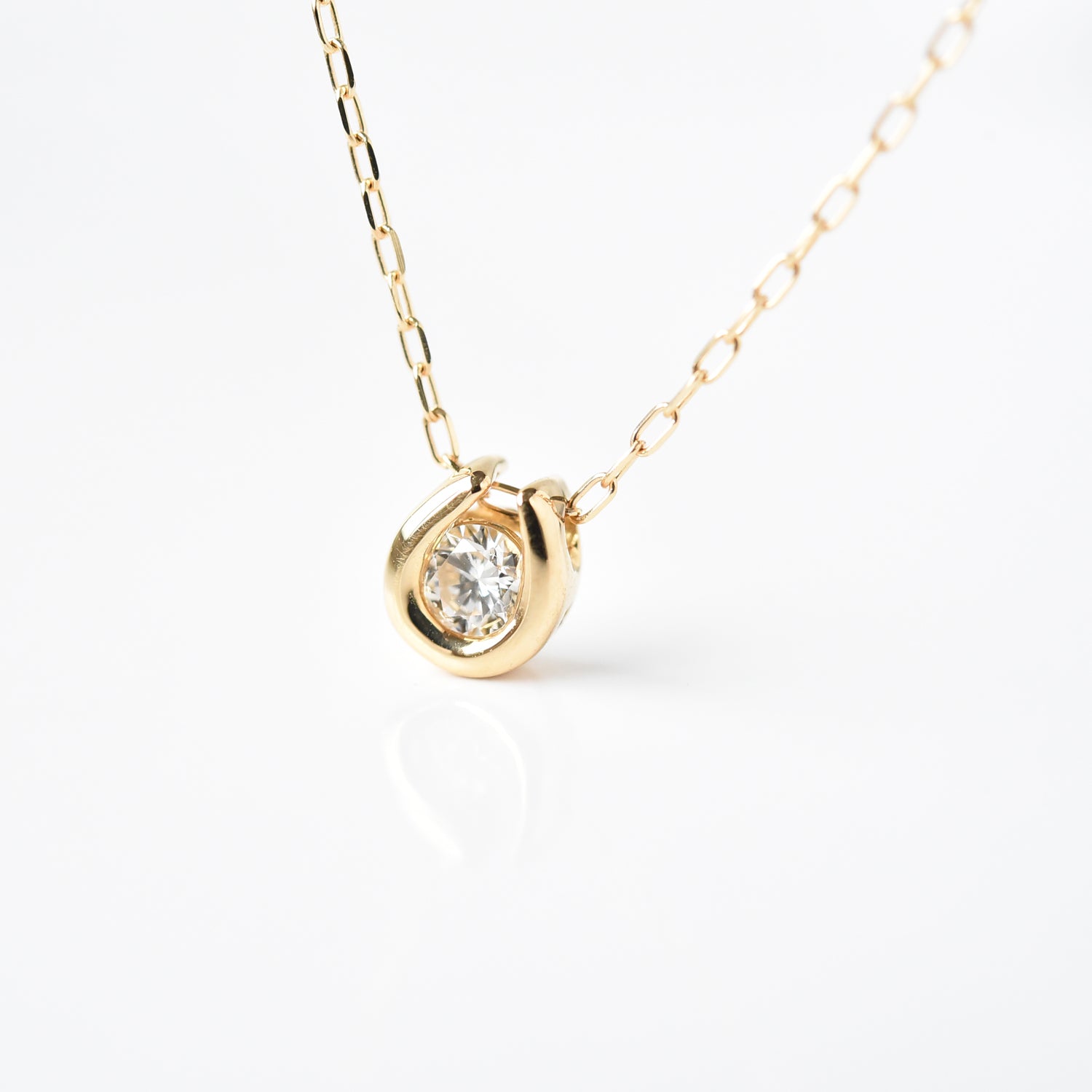Horse Shoe with Solitaire Pendant with Chain