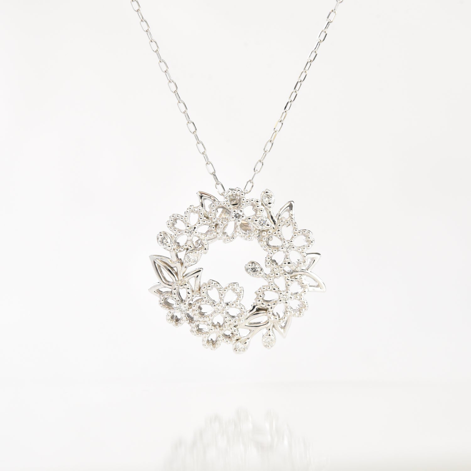 Garland with Diamonds Pendant with Chain