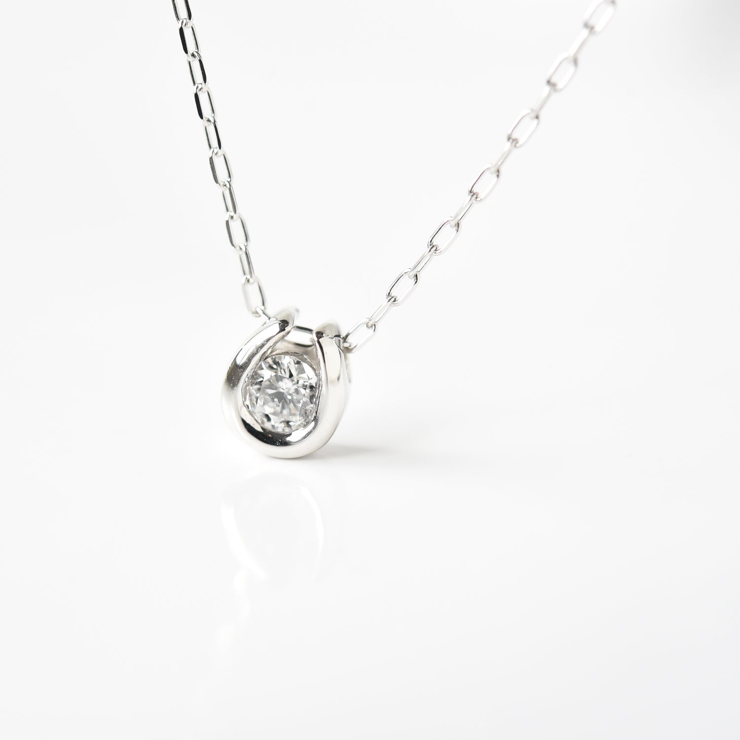 Horse Shoe with Solitaire Pendant with Chain